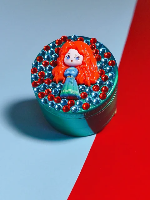 brave-princess-mini-metal-grinder-2.webp