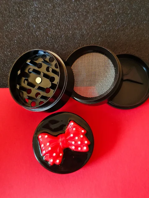 sweet-polka-dot-bow-grinder-chic-compact-2.webp